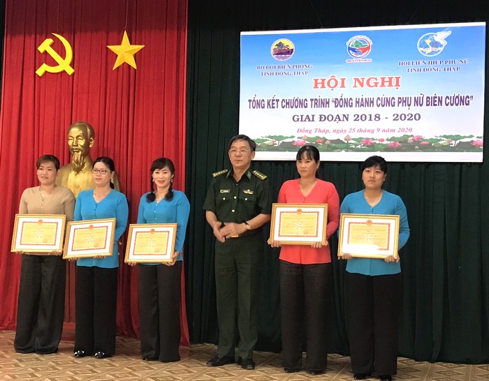 Khen thưởng các đơn vị có thành tích xuất sắc trong thực hiện Chương trình