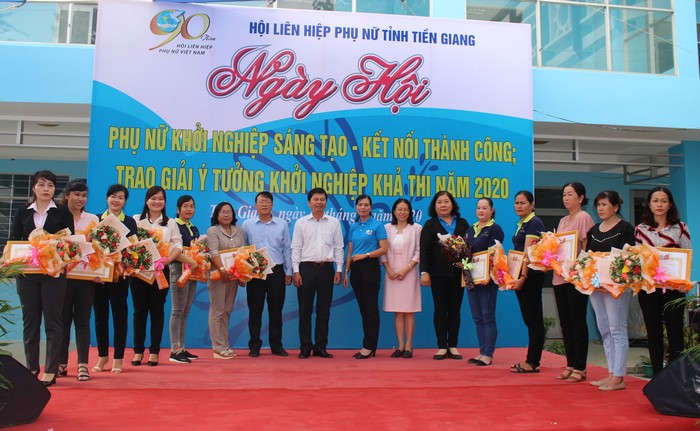 Chụp ảnh lưu niệm với các chị đạt giải cao Hội thi Ý tưởng Phụ nữ sáng tạo khởi nghiệp - Kết nối thành công