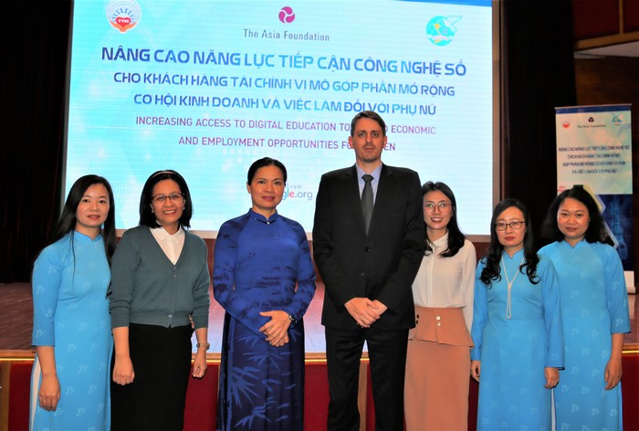 Chủ tịch Hội LHPN VIệt Nam Hà Thị Nga cùng ông Filip Graovac, Phó Trưởng đại diện Quỹ Châu Á tại Việt Nam và các đại biểu