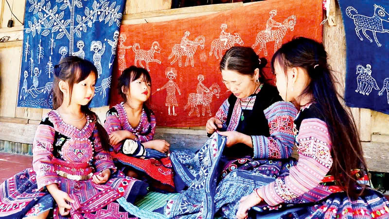 Phụ nữ H'Mông gắn nghề dệt thổ cẩm với phát triển du lịch
