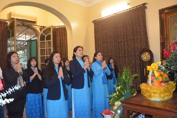 Đoàn đại biểu Hội LHPN Việt Nam viếng Lăng Chủ tịch Hồ Chí Minh và dâng